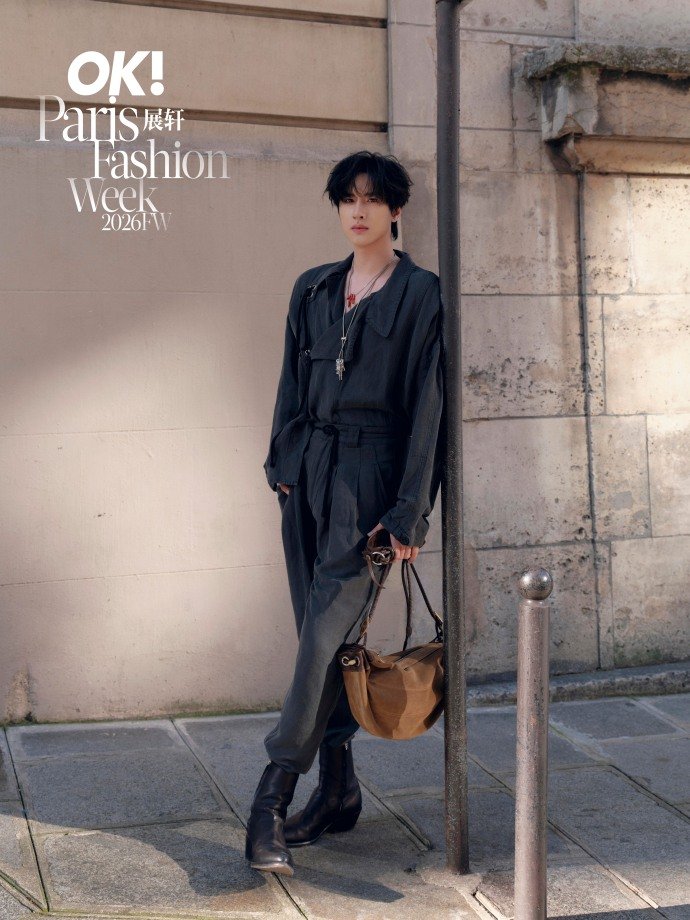 HienTsunami's tweet photo. Zhan Xuan elevating PFW26 vibes. His collaboration with Isabel Marant screams sophistication. OK! Magazine China, feature this!#ZhanXuanPFW26
#ZhanXuanxIsabelMarantFW26
#IsabelMarantFW26 https://t.co/YbMGiFDIj3