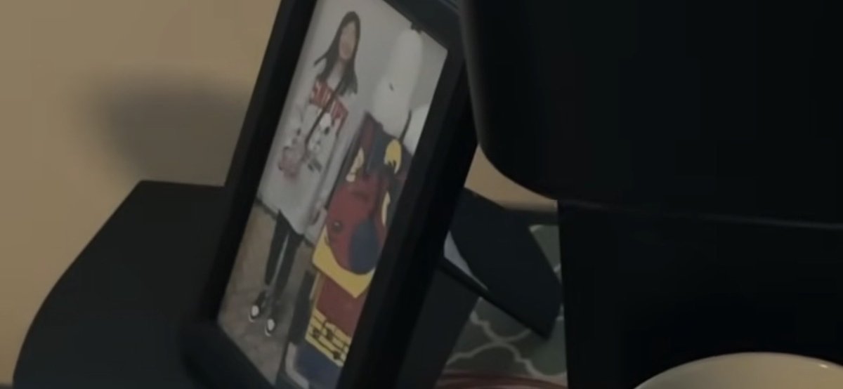 emaleers_'s tweet photo. A primeira imagem mostra a foto da Heleninha no quarto do Diogo. A segunda imagem mostra a mesma foto escondida em um armário que a Renata Celi achou. Cada vez mais eu acredito na teoria que ele fugiu de lá e que estava sim morando com elas. https://t.co/MBgSr4qRdZ