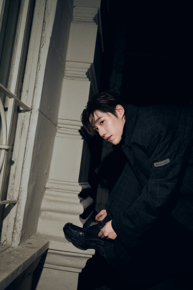 PPKrit_Ent's tweet photo. Tailored for takeoff ✈️
See you at Balenciaga Winter 26 Show. #BalenciagaWinter26xPPKrit

PP KRIT X BALENCIAGA WINTER 26
#BalenciagaWinter26Show
#Balenciaga #PFW
#PPKritt
-----

พีพี กฤษฏ์ อำนวยเดชกร แบรนด์แอมบาสเดอร์คนสำคัญของ Balenciaga ในโททัลลุคจากคอลเลกชัน Summer 26 แจ็กเกตรุ่น Boxy Shirt ที่เลเยอร์ทับแจ็กเกตแบบมีซิปรุ่น Sporty Patched แมตช์คู่กับกางเกงขายาวเข้าชุด คอมพลีตลุคด้วยกระเป๋ารุ่น Le City สี Dark Noix และสนีกเกอร์รุ่น Triple S.2 สีดำและเทาเข้ม เตรียมตัวเดินทางไปยังกรุงปารีส เพื่อเข้าร่วมชมแฟชั่นโชว์ Balenciaga Winter 26

✶ Balenciaga Winter 26 Show ✶
7 MAR 2026 | 8 PM (GMT+2)
8 MAR 2026 | 2 AM (GMT+7)
สามารถติดตามรับชมแฟชั่นโชว์ผ่านทางช่องทางโซเชียลมีเดียและเว็บไซต์ของ Balenciaga