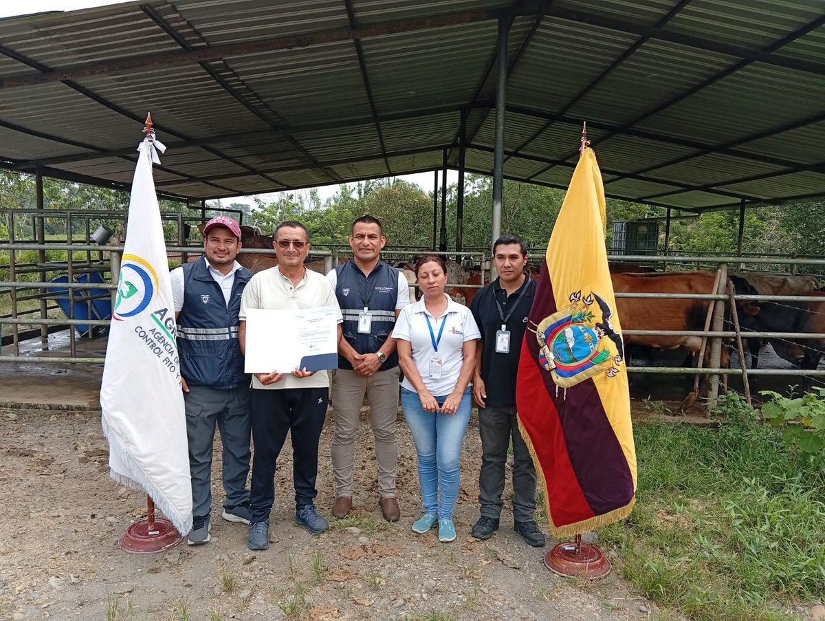 AgrocalidadZ2's tweet photo. #Orellana📍 | Entregamos certificados de predios libres de brucelosis y tuberculosis bovina en la parroquia Unión Milagreña, cantón Joya de los Sachas.
Fortalecemos el estatus zoosanitario y promovemos una ganadería responsable y segura, protegiendo la salud de los consumidores. https://t.co/3PEwiNj6C4