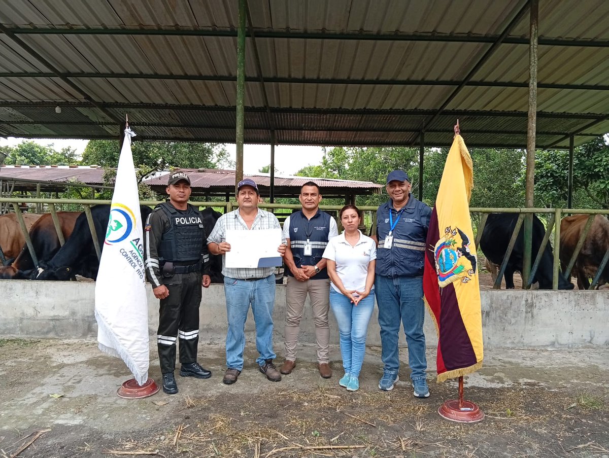AgrocalidadZ2's tweet photo. #Orellana📍 | Entregamos certificados de predios libres de brucelosis y tuberculosis bovina en la parroquia Unión Milagreña, cantón Joya de los Sachas.
Fortalecemos el estatus zoosanitario y promovemos una ganadería responsable y segura, protegiendo la salud de los consumidores. https://t.co/3PEwiNj6C4
