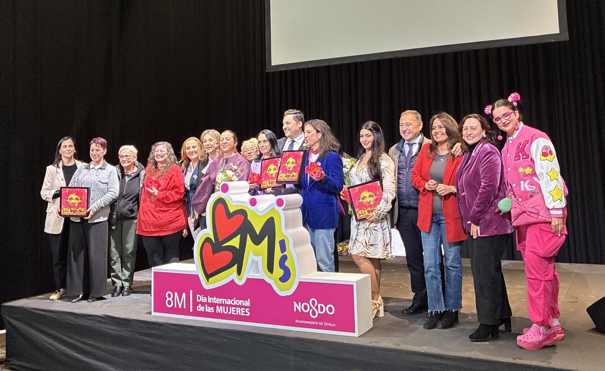 RicardoS2019's tweet photo. Entrega de reconocimientos Sevilla Women Week. 
Enhorabuena al @Ayto_Sevilla y a su delegado @ppepelusev por su trabajo en favor de la igualdad . 
Felicidades a Victoria Cabrera, Lola Carranza, Carmen Tamayo, La Pelo e Isabel Morillo por ser grandes ejemplos de liderazgo. https://t.co/SZXoKe0N1P