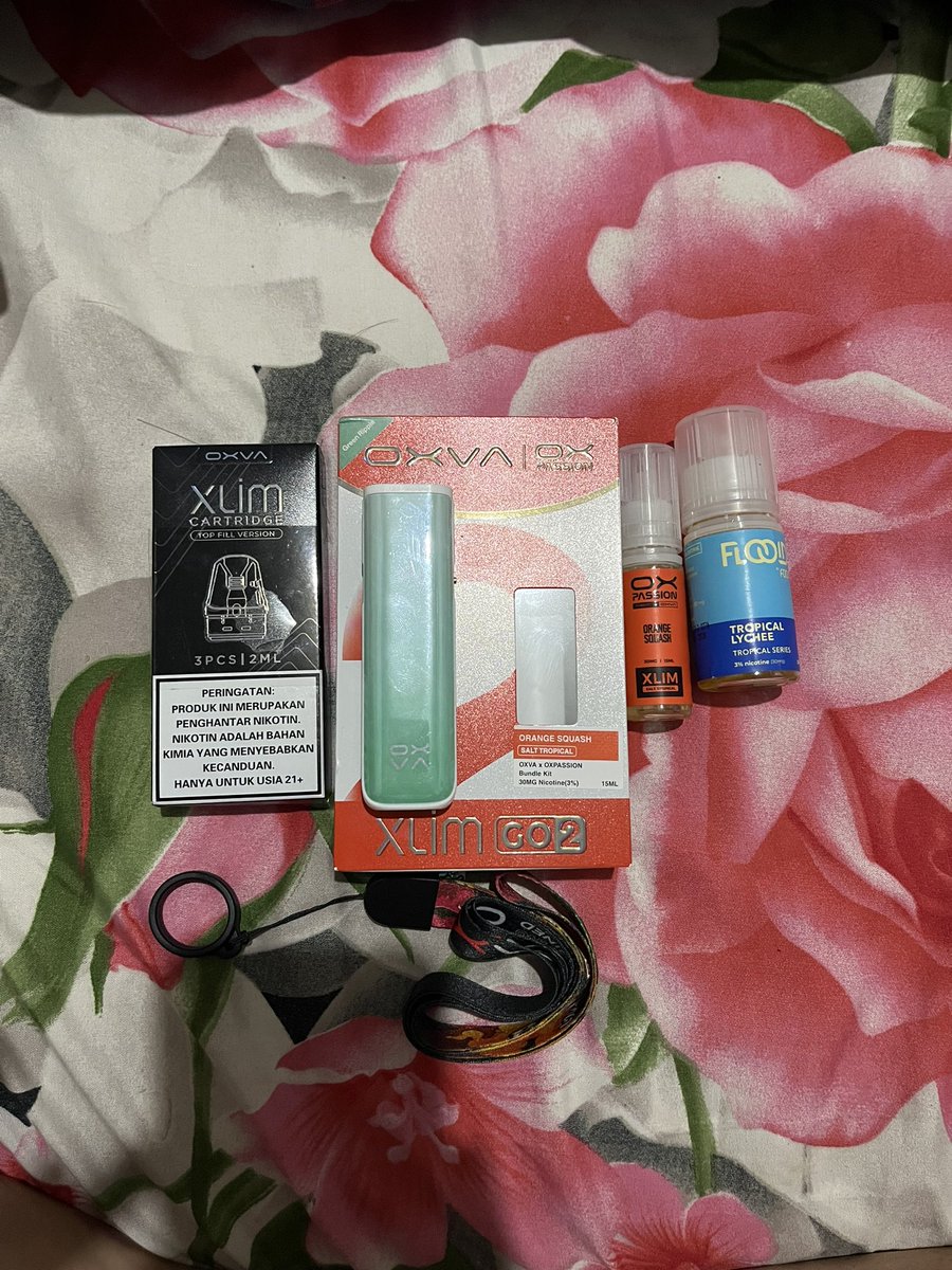 Hycttie's tweet photo. WTS OXVA XLIM GO 2

- kondisi 99% masi bagus
- device aman
- 3 ct baru 
- lanyard

masi ada box, Liq masih ada 85%. pemakaian cewek, di jual karna ada device baru
275 ngetik
📍 jaksel
tag. jual pods, wts pods
#Zonauang #zonajajan https://t.co/nt3wHQ2GVr