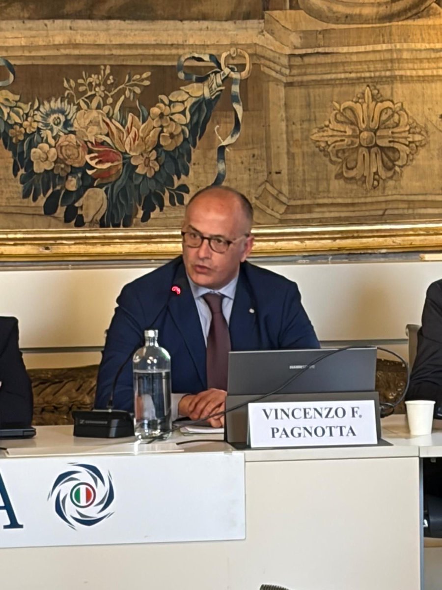 FitCisl's tweet photo. #5marzo 🚢Il Segretario Nazionale @FitCisl @enzo_pagnotta è intervenuto all’evento “Welfare e mare: il nuovo modello di assistenza sanitaria integrativa” organizzato da @Confitarma1, portando il punto di vista delle organizzazioni sindacali del settore.

Il lavoro marittimo ha caratteristiche uniche: lunghi periodi lontano da casa, rischi fisici e psicologici, distanza dai presidi sanitari. Per questo la tutela della salute dei #marittimi è fondamentale.

Il nuovo sistema di #welfare sanitario integrativo,nato dal rinnovo del CCNL luglio 2024, non sostituisce il SSN, ma lo integra, prevedendo:
✔ continuità assistenziale tra imbarco e sbarco
✔ accesso a prestazioni specialistiche
✔ percorsi di prevenzione

⚓ Un modello inclusivo, per tutti i marittimi, da monitorare e migliorare nel tempo con un obiettivo chiaro: tutele concrete per chi lavora in mare.

#lavoromarittimo #trasporti #lavoro #welfare #sanità