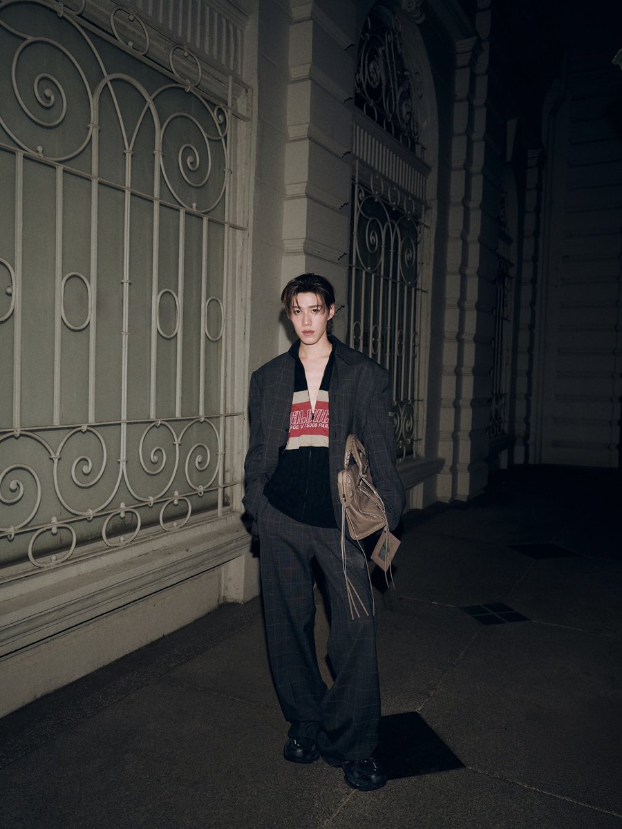 ลุคไหนก็แครี่อยู่จิงๆ เปลี่ยนสไตล์มาเป็นคุณชายแกลมๆก็เข้าทางเลย โคตรรรจะเริ่ดดด

PP KRIT X BALENCIAGA WINTER 26
#BalenciagaWinter26xPPKrit 
#Balenciaga #PFW
#PPKritt <a href="/ppkritt/">ppkrit</a>