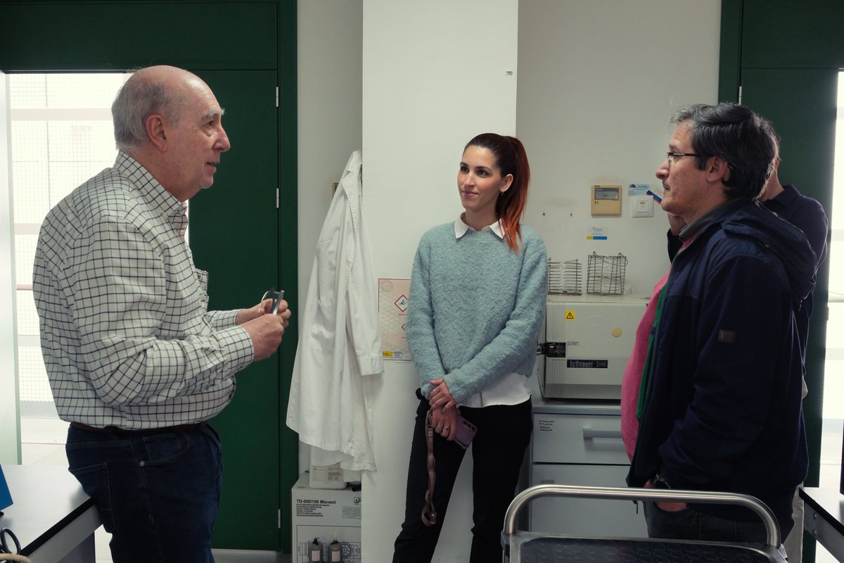 ICMAN_CSIC's tweet photo. Hoy hemos tenido el placer de recibir una visita de representantes del Ayuntamiento de Puerto Real para conocer las instalaciones del ICMAN. Estamos muy contentos por el interés que el consistorio está mostrando en nuestro trabajo.
#icman #PuertoReal https://t.co/ZTwH9CGVkw