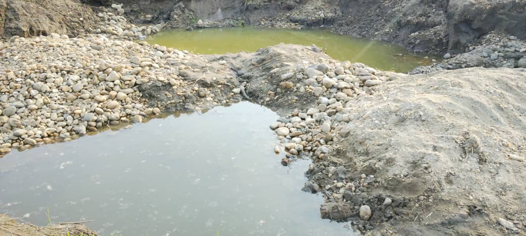 MagazineJimbere's tweet image. 📍Les résidents des communes #Bukinanyana, #Mugina et #Cibitoke (@Bujaprov2025) se plaignent des fosses ouvertes laissées par les orpailleurs après l’extraction de l’or

💬 Ils indiquent que ces fosses sont souvent à l’origine d’accidents et peuvent provoquer des glissements de