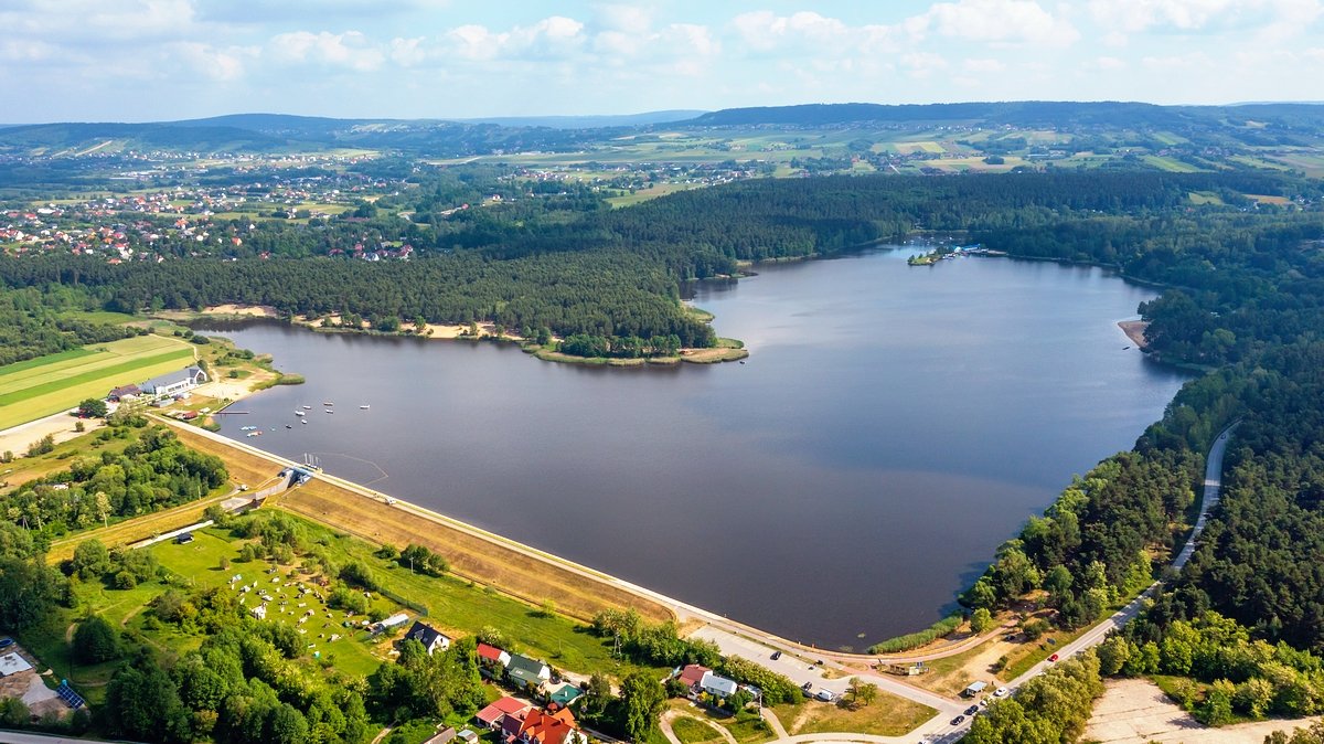 Zakończono remont zapory czołowej zbiornika wodnego Cedzyna. Prace objęły przede wszystkim wykonanie nowego doszczelnienia zapory na całej jej długości, czyli na odcinku 450 metrów. Uszczelnienie wykonano w osi korpusu zapory do głębokości 16 metrów, wykorzystując nowoczesne