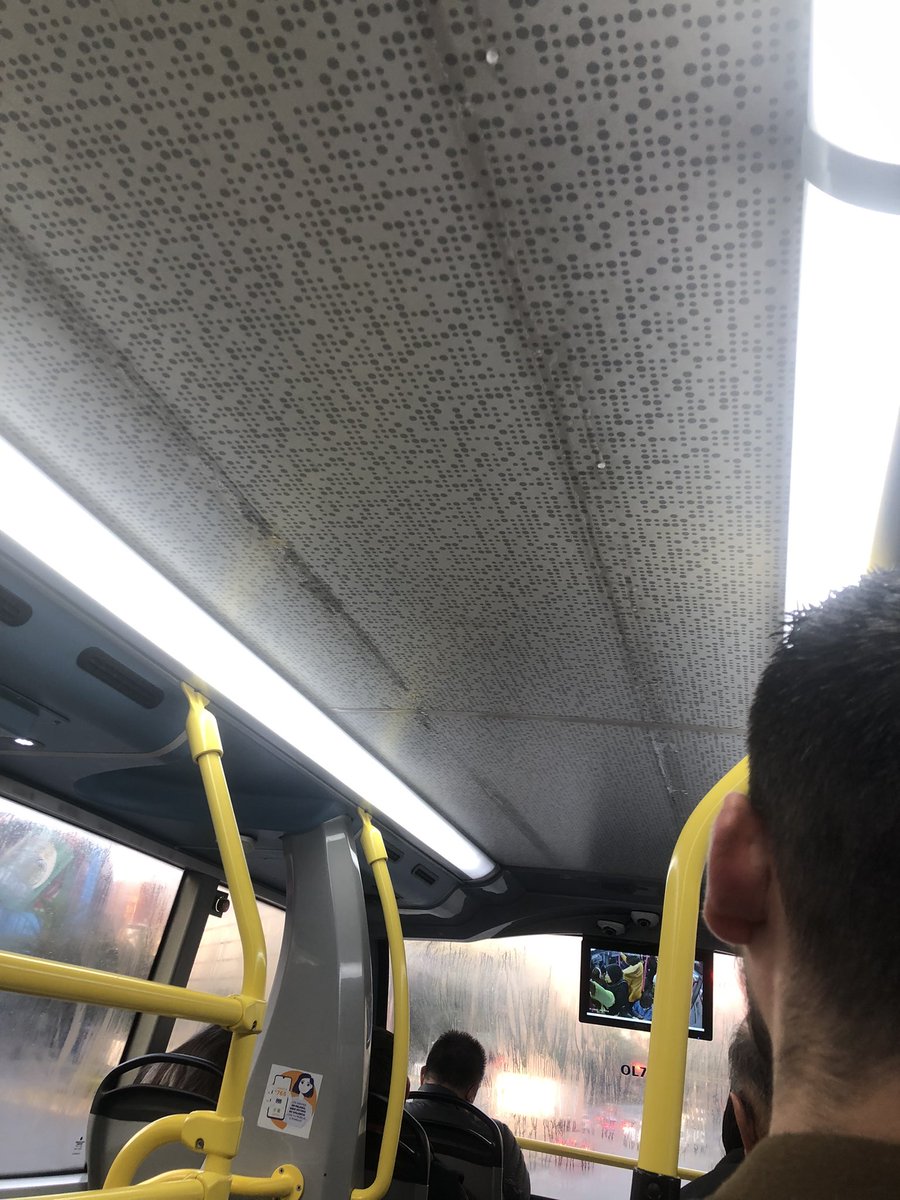 viancasher's tweet photo. Amo el @MetrobusCDMX te da la experiencia completa, por si te perdiste la lluvia anoche te la trae el día de hoy. En el 0L7-813 y no son unas gotitas activa de estos asientos, es todo el pasillo https://t.co/hOPLz9uziJ
