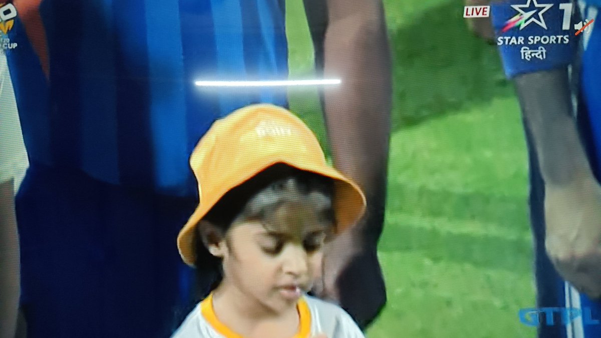 AngryAmdavadi's tweet photo. Anyone Notice this Cute girl during National Anthem ❤️💞 😂 Standing with 🙏🏻 hands... Already my Moment of the day #INDvsENG #Semifinal #T20WorldCup #Vankhede 💞 https://t.co/0ZXoga4oeT