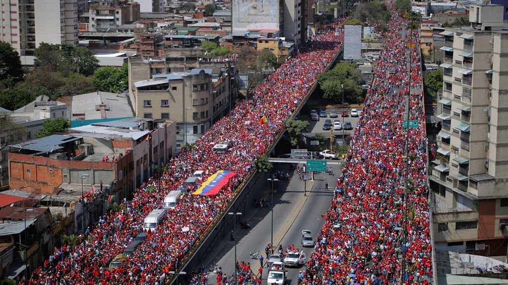 SonPolemicas's tweet photo. Un día como hoy, 5 de Marzo, millones de venezolanos salieron a las calles, con profunda tristeza, a despedirse del Comandante Chávez.
Fué el día más triste en la historia de Venezuela...Salieron los barrios, campesinos, obreros, jóvenes, Jefes de Estado.
Chavez sigue en el corazón del pueblo.