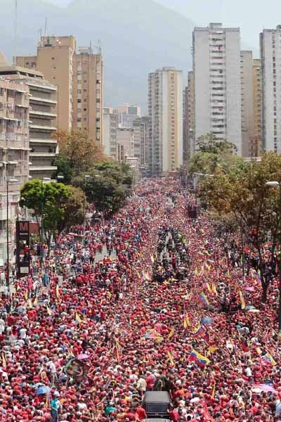 SonPolemicas's tweet photo. Un día como hoy, 5 de Marzo, millones de venezolanos salieron a las calles, con profunda tristeza, a despedirse del Comandante Chávez.
Fué el día más triste en la historia de Venezuela...Salieron los barrios, campesinos, obreros, jóvenes, Jefes de Estado.
Chavez sigue en el corazón del pueblo.