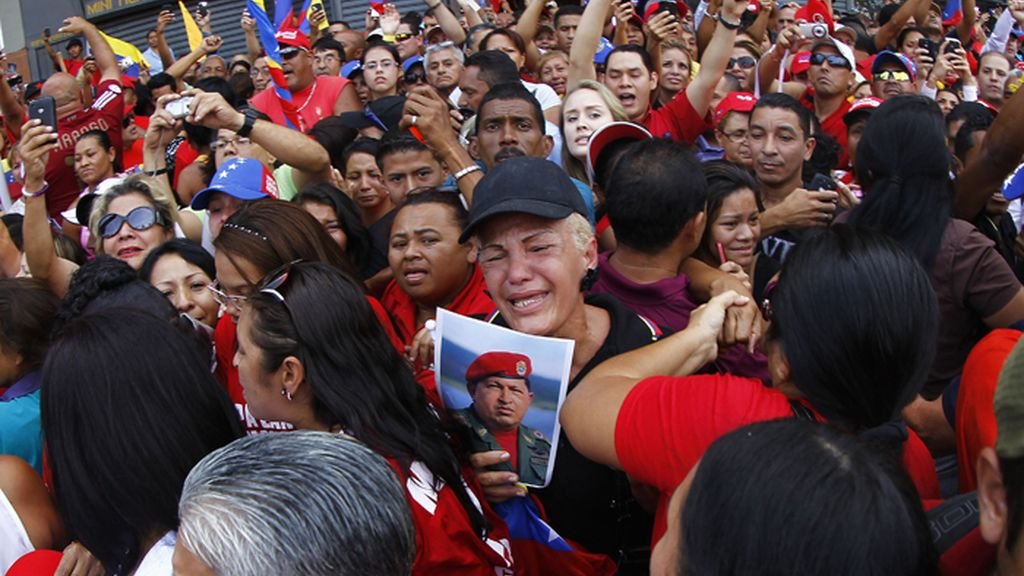 SonPolemicas's tweet photo. Un día como hoy, 5 de Marzo, millones de venezolanos salieron a las calles, con profunda tristeza, a despedirse del Comandante Chávez.
Fué el día más triste en la historia de Venezuela...Salieron los barrios, campesinos, obreros, jóvenes, Jefes de Estado.
Chavez sigue en el corazón del pueblo.