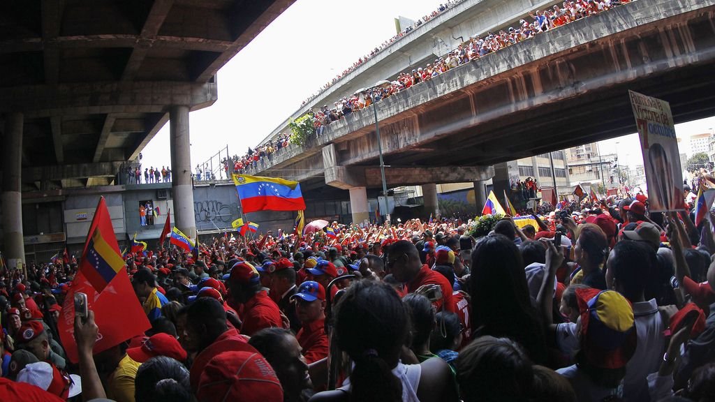 SonPolemicas's tweet photo. Un día como hoy, 5 de Marzo, millones de venezolanos salieron a las calles, con profunda tristeza, a despedirse del Comandante Chávez.
Fué el día más triste en la historia de Venezuela...Salieron los barrios, campesinos, obreros, jóvenes, Jefes de Estado.
Chavez sigue en el corazón del pueblo.