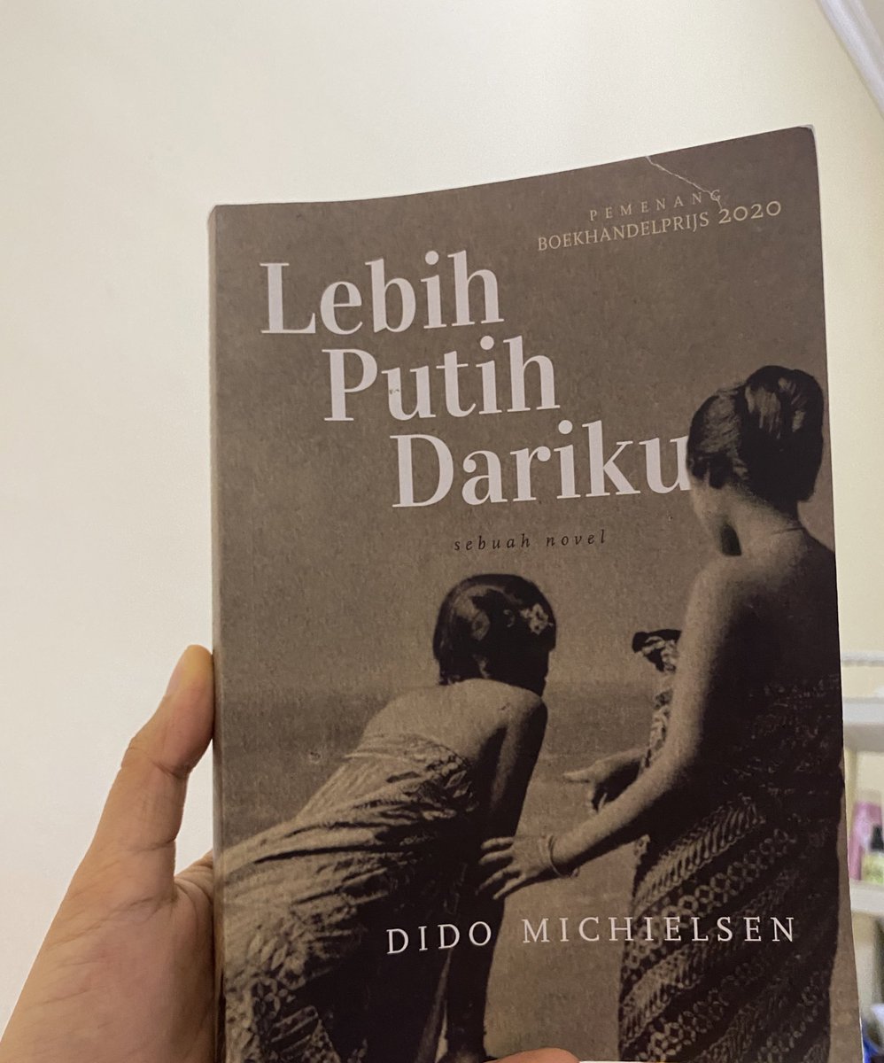 nesfauza's tweet photo. Selesai, bagus banget, berasa ditarik buat hidup di tahun 1800an menelusuri kota jogja, singgungan kehidupan keraton dan gang-gang tentara belanda. Tapi tentu penindasan orang-orang kulit putih yang selalu merasa superior dari pribumi ini juga bikin kepala mendidih.

5/5 https://t.co/bHYBWyQkqA