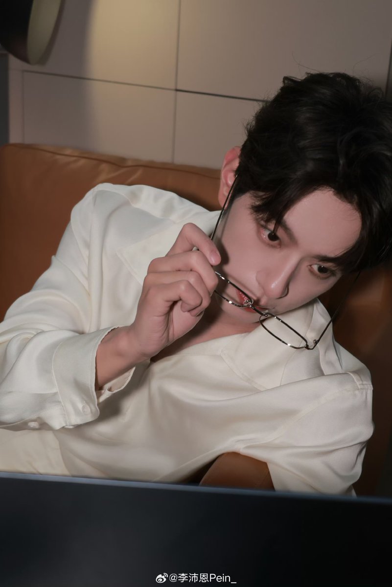 050326 李沛恩 Pein_ weibo update: วันนี้เหมาะแก่การทำงานที่บ้าน 🔗https://t ...