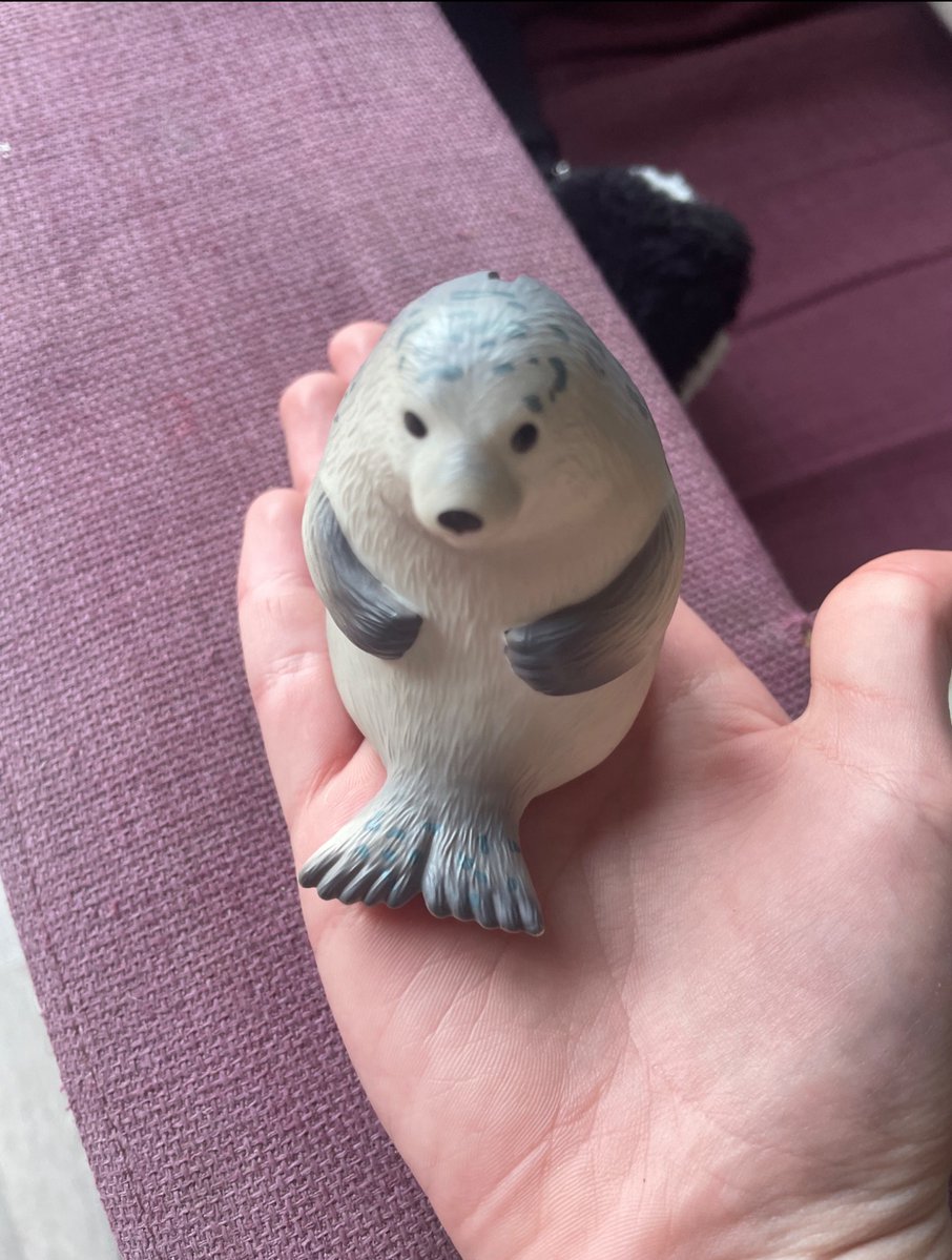 YOU GUYS WILL NEVER BELIEVE WHAR I JUST THRIFTED. TINY SEAL PIGGYBANK IMMM
