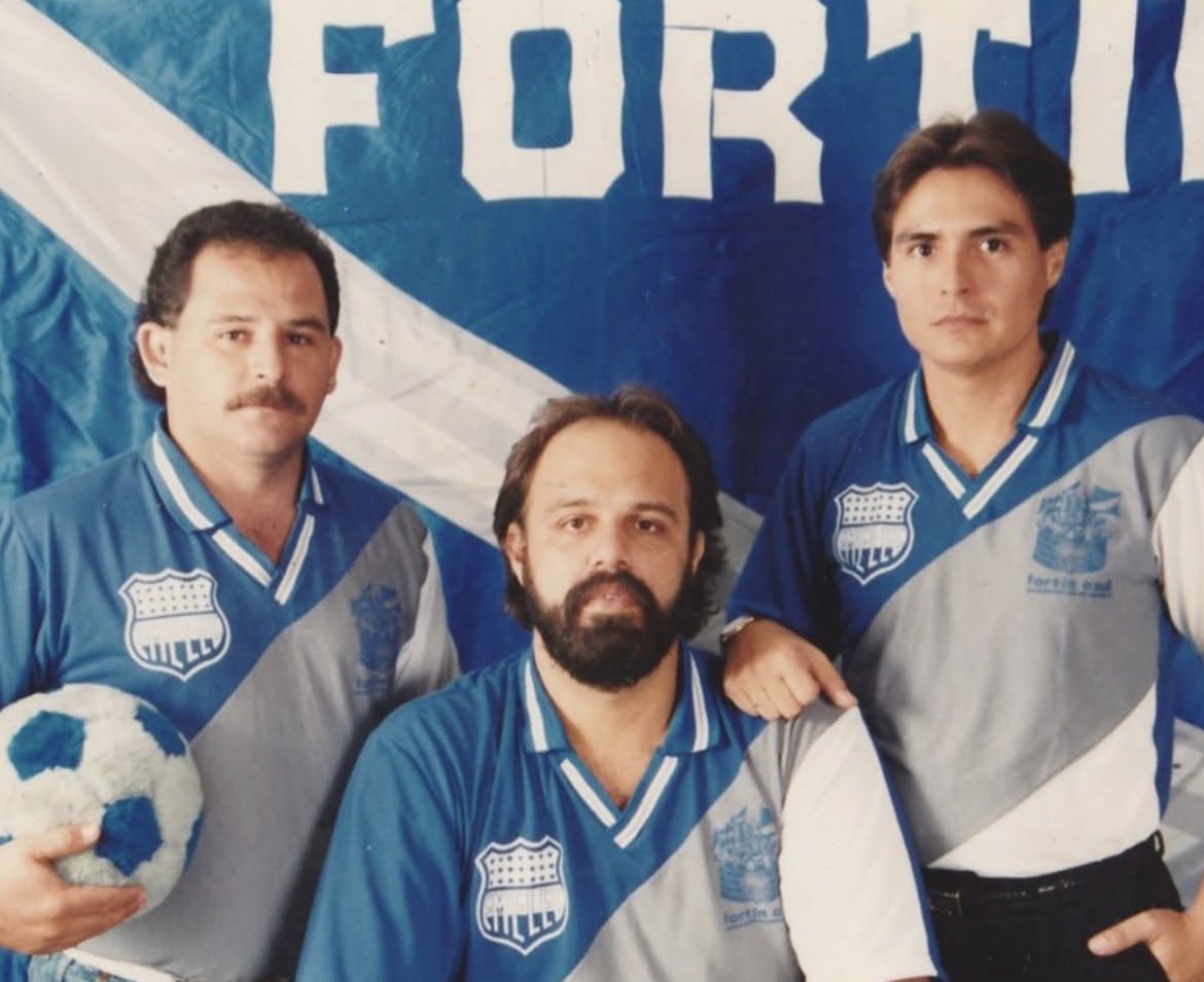 🏰 Hoy Fortín Azul cumple 34 años desde su primera emisión radial (5/03/1992), el 1er programa en Ecuador dedicado a un solo equipo: Emelec.
Pioneros, una más a la lista del 1er campeón. Gracias a los de siempre y a los nuevos que se suman.
El legado continúa. ⚔️🔵 #EmelecForever