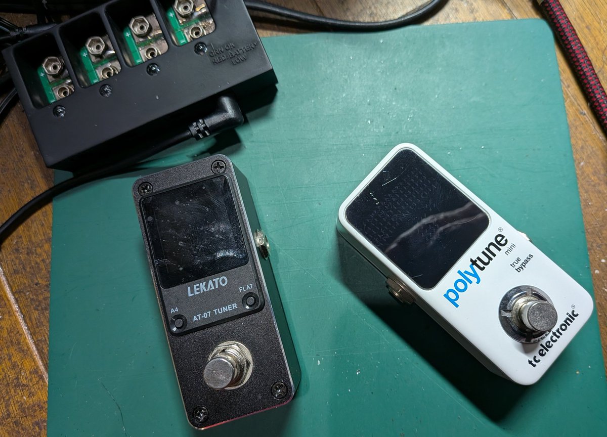 xing11422's tweet photo. 緊急速報!
ボードの唯一の自作じゃないチューナーが壊れました。なので、新しく(中古笑)初代polytuneが仲間入り。敢えてバッファー入りは避けました。ノイズギターなんでね笑
え?チューナーも作れって??
いやぁ、それは…
#エフェクター
#チューナー
#polytune https://t.co/Zv43gfY9NS