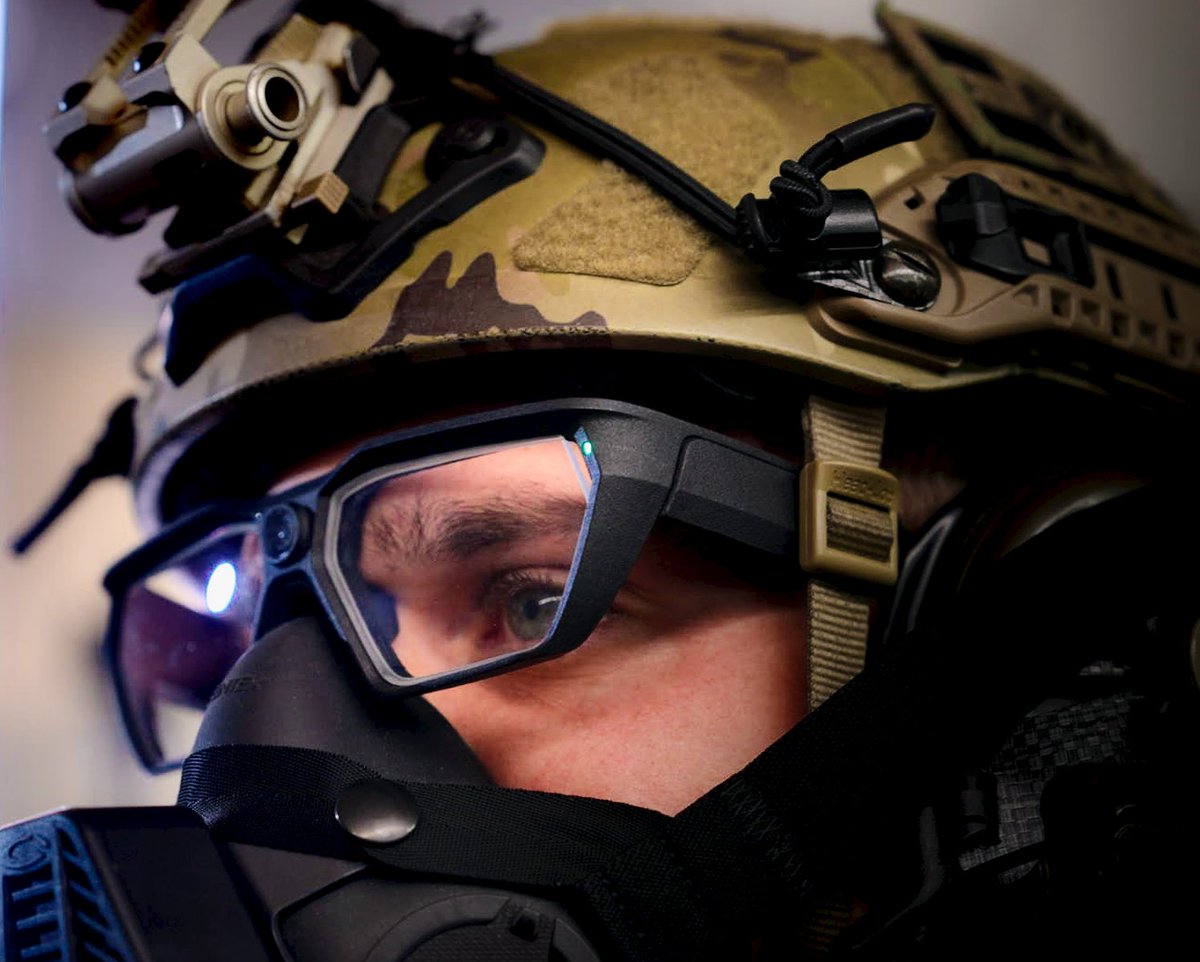 KdoMagazin's tweet photo. Training: Auf der #EnforceTac 2026 haben #Viewpointsystem und #BlackTrident eine internationale Vertriebspartnerschaft bekanntgegeben. Black Trident vertreibt künftig die Eye-Tracking-basierten #SmartGlasses und integriert die Technologie zugleich in die Ausbildungsprogramme. https://t.co/G1B54UgKRG