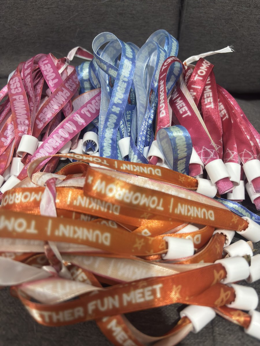 will also giveaway these cloth wristbands on dday! super random lang. I wont be packing them na, will be handing them out while i walk around ^^