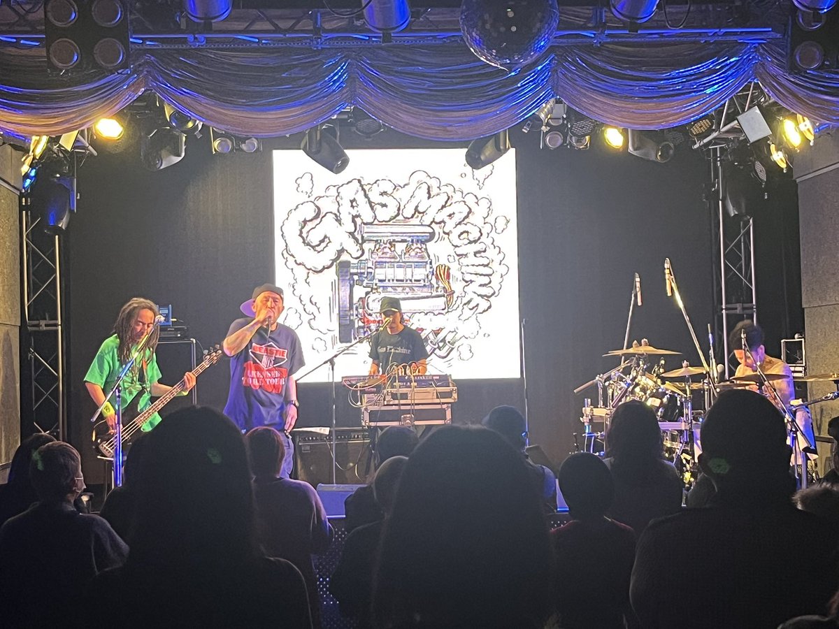 mmrocktigers's tweet photo. 本日はこちにお呼ばれ。
Gasmashineに主催の有松は、自分がMgしてたBloodyImitationSocietyの元メンバー。
加えて、土屋アンナ率いるBluckphoeixにYoshiyaとMotoakiの兄弟に有松を加えたOUROBROS♫
客席にバックヤードにと仲間沢山で、とても楽しい時間でした。
有松、ありがとう〜👍 https://t.co/d3veSmCevb