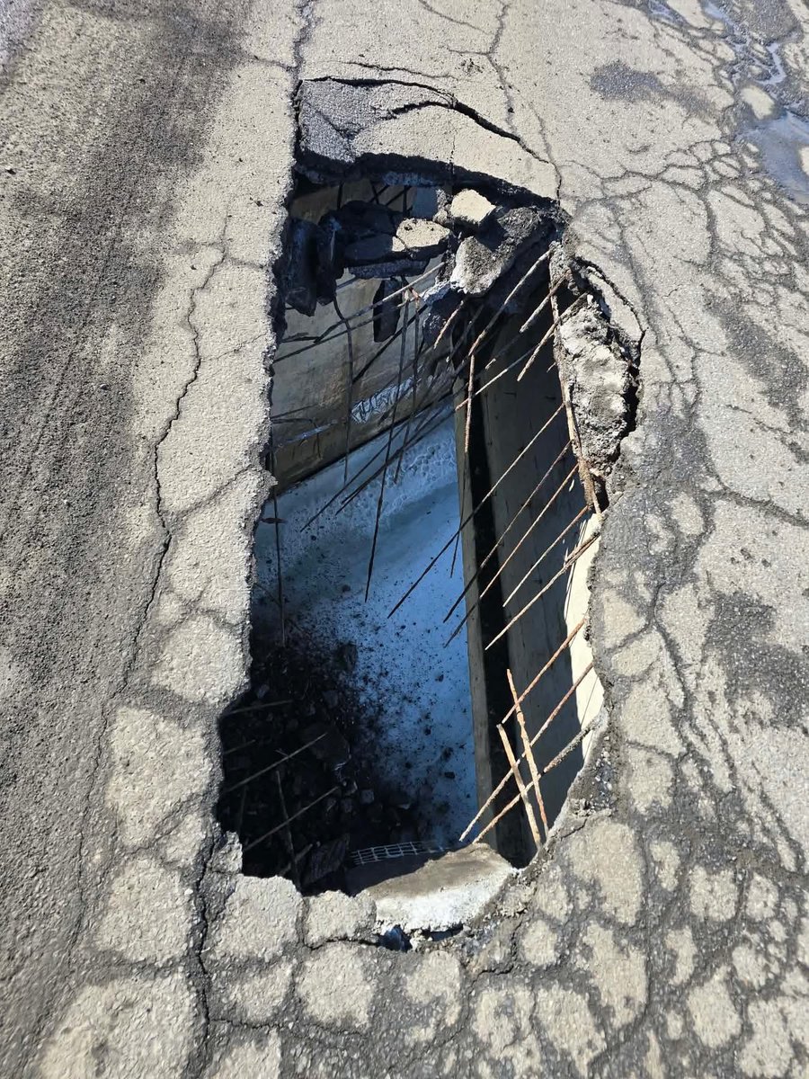 monsefderraji's tweet photo. 🚨 Un trou béant s’est ouvert au milieu du pont de la Sauvagine à Châteauguay. Fermeture complète et détours obligatoires. 
Ce pont construit en 1963, inspecté en 2024 et dont le remplacement était prévu en 2025‑2026, a été repoussé par les caquistes à 2030… et voici le résultat. 
L’urgence de revoir l’entretien de nos infrastructures est claire. 
#AssNat