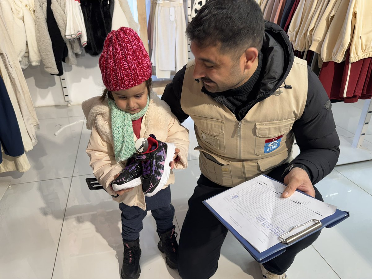 📍Ağrı Beşir derneği 2026 Dünya Yetimler Günü 

🎈 15 Ramazan Dünya Yetimler Günü’nde Ağrıda ki yetim çocukların yüzünde tebessüm olduk,

Onlara bayramlıklarını hediye ettik 

Yetim Gülerse Dünya Güler! 🤍

🔗 Zekât Hesaplama: besir.org.tr/zekathesapla