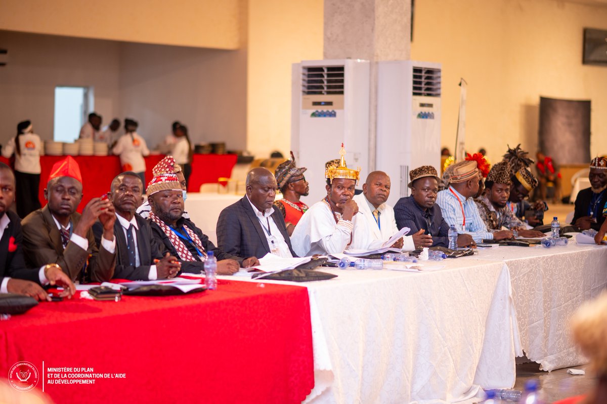 PlanRdc's tweet photo. 04.03.2026 | Kinshasa – RDC  
FNAC : Guylain Nyembo  mobilise les leaders coutumiers pour la réussite du
RGPH2

En marge du Forum National des Affaires Coutumières, le Ministre d’État @guylainnyembo_ a appelé les autorités coutumières à s’impliquer activement dans la réussite du Deuxième Recensement Général de la Population et de l’Habitat (@rgph2rdc).  

Porté par la vision du PR Félix Antoine Tshisekedi Tshilombo @Presidence_RDC et inscrit dans le PAG conduit par la PM Judith Suminwa Tuluka @PrimatureRDC , le RGPH2 constitue un outil stratégique pour doter la RDC de données fiables, indispensables à la planification du développement et à une meilleure allocation des ressources.  

42 ans après le dernier recensement de 1984, la RDC s’apprête ainsi à franchir une étape majeure dans la connaissance de sa population et de ses dynamiques territoriales.  

Face aux chefs coutumiers venus des 26 provinces, le Ministre d’État a souligné leur rôle déterminant dans la mobilisation des communautés et l’appropriation du recensement par les populations locales. 
"Le Gouvernement compte sur vous. Il veut planifier avec vous et agir avec vous. Je le sais : votre parole rassure et votre autorité apaise." a-t-il dit.   

Le RR du @UNFPARDC  en RDC, Alain Akpadji, a également réaffirmé l’engagement de son institution à accompagner le Gouvernement congolais dans la mise en œuvre du RGPH2.