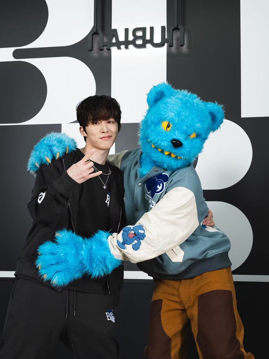 B.I(キム・ハンビン)、COIN PARKING DELIVERYが原宿店に来店。

コラボレーションアイテム全５型は、NUBIAN ONLINE STOREにて受注販売中。受注受付は11日(木)まで。
nubiantokyo.com/collections/b-…