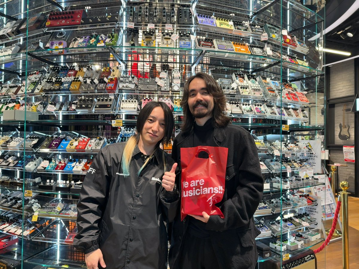 wpp_ikebe's tweet photo. #ワールドペダルパーク
【Mateus Asato さんが再来店!】
世界的スーパーギタリスト #MateusAsato がご来店!ご自身のシグネイチャーモデル
#JacksonAudio ASABIに直筆サインをいただきました!
【https://t.co/wF2XNGenqS…】
#JACKSONAUDIO
#WWP
#IKEBE
#ikeshibu https://t.co/ZD3u52g1hL