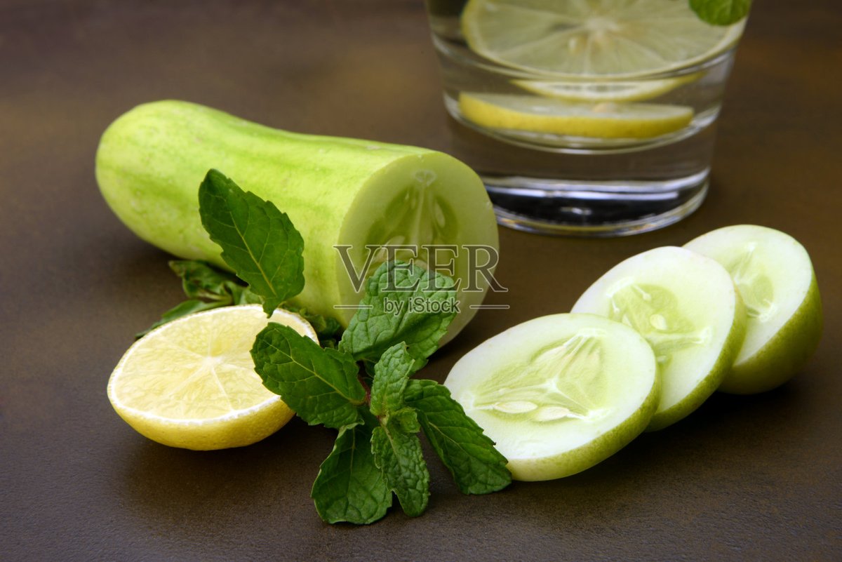 7c8b492e2f8f403's tweet image. Beat the heat with our 5-minute Watermelon Mint Cooler! Blend 2 cups cubed watermelon, 5 mint leaves, 1 tsp lime juice, u0026  cup ice. Garnish with a mint sprig—refreshing, sweet, u0026 zero added sugar!  #QuickDrinks #SummerSips