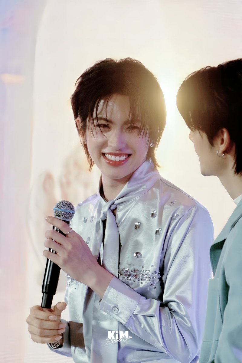 050325 KIM PHOTO One smile can brighten the whole world