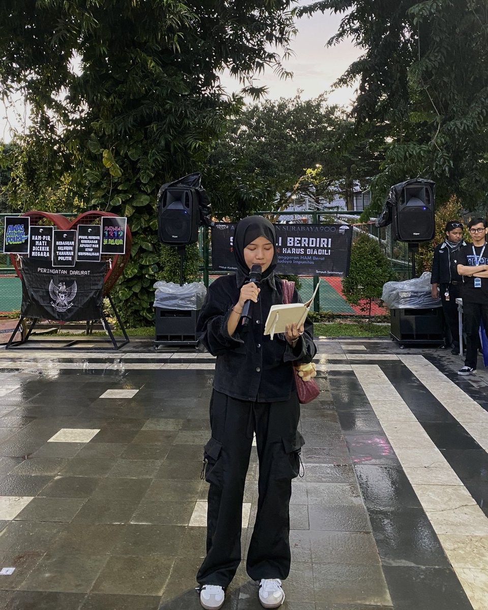 aksi kamisan ke-900.

900 kali berdiri.
900 kali korban dipaksa menunggu.