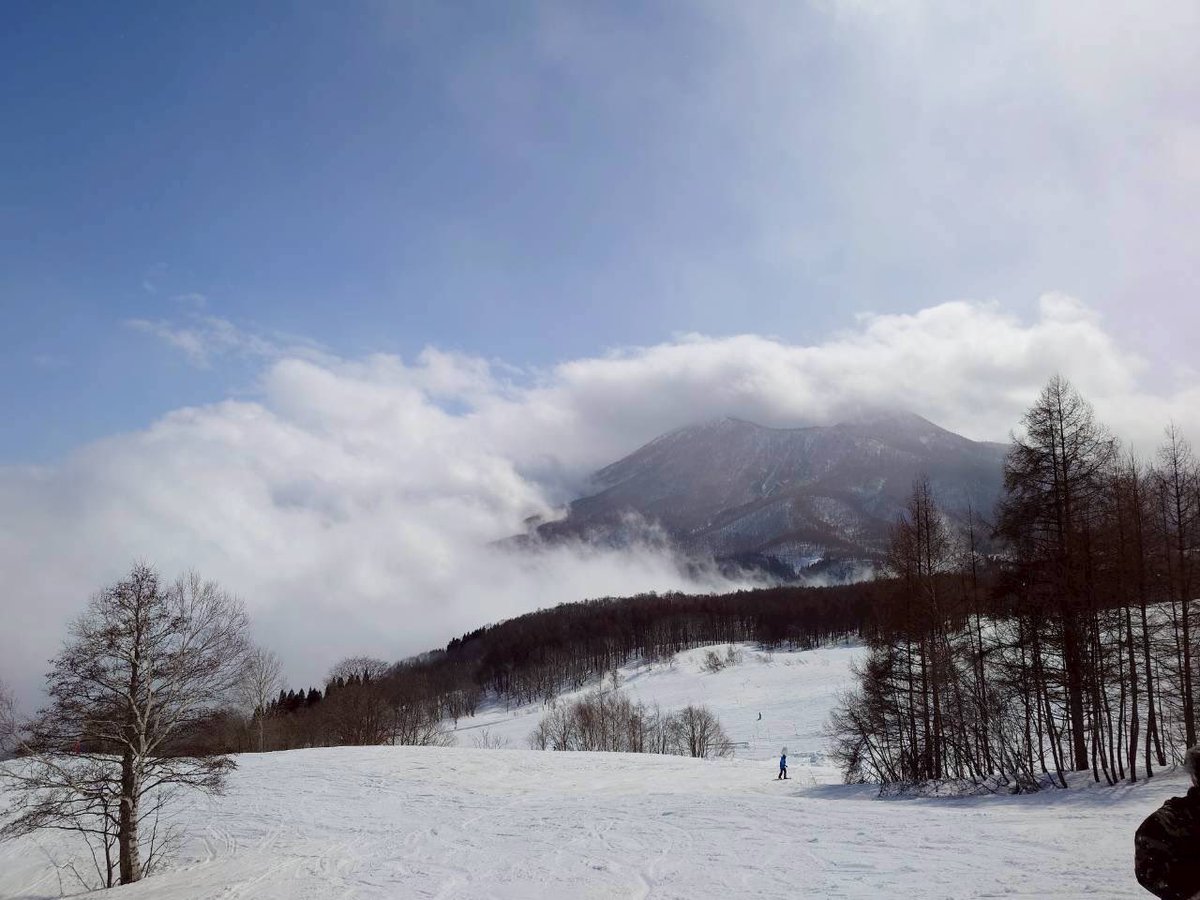 ryu_71727's tweet photo. 景色はとても良いのだけど、下に降りると雲海に突っ込むことになるわけで…笑 https://t.co/bbYgGtCXm2