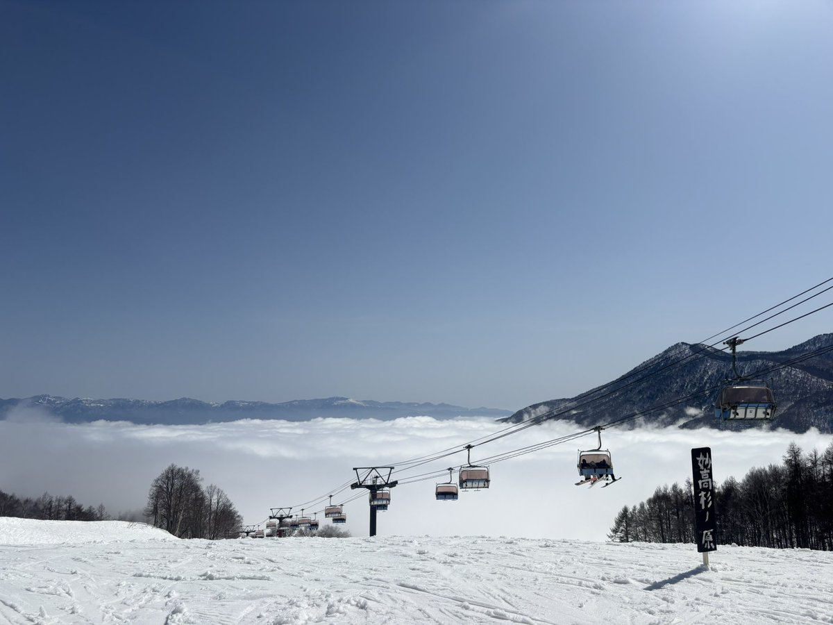 ryu_71727's tweet photo. 景色はとても良いのだけど、下に降りると雲海に突っ込むことになるわけで…笑 https://t.co/bbYgGtCXm2