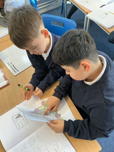 HandfordHallPS's tweet photo. 3B pupils are developing their geographical skills
#geographyweek https://t.co/VUnxd7rYDb