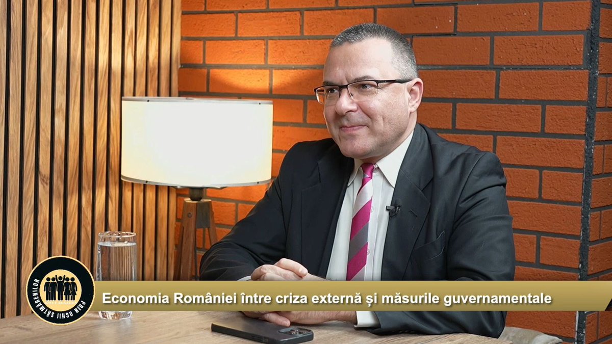 CosteaCiprianDa's tweet photo. Economistul sătmărean Ciprian Costea a realizat o radiografie tăioasă a momentului actual, taxând dur lipsa de empatie a societății și imprevizibilitatea piețelor globale. 
https://t.co/TkXFn8Bifj https://t.co/JWSzlSCo20