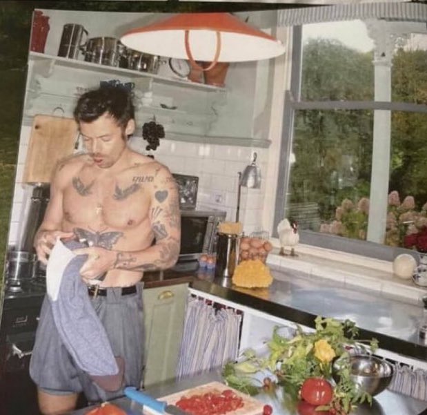 HSHQIta's tweet photo. Nuove foto di Harry contenute nell’album! https://t.co/I6lkXrZiKY