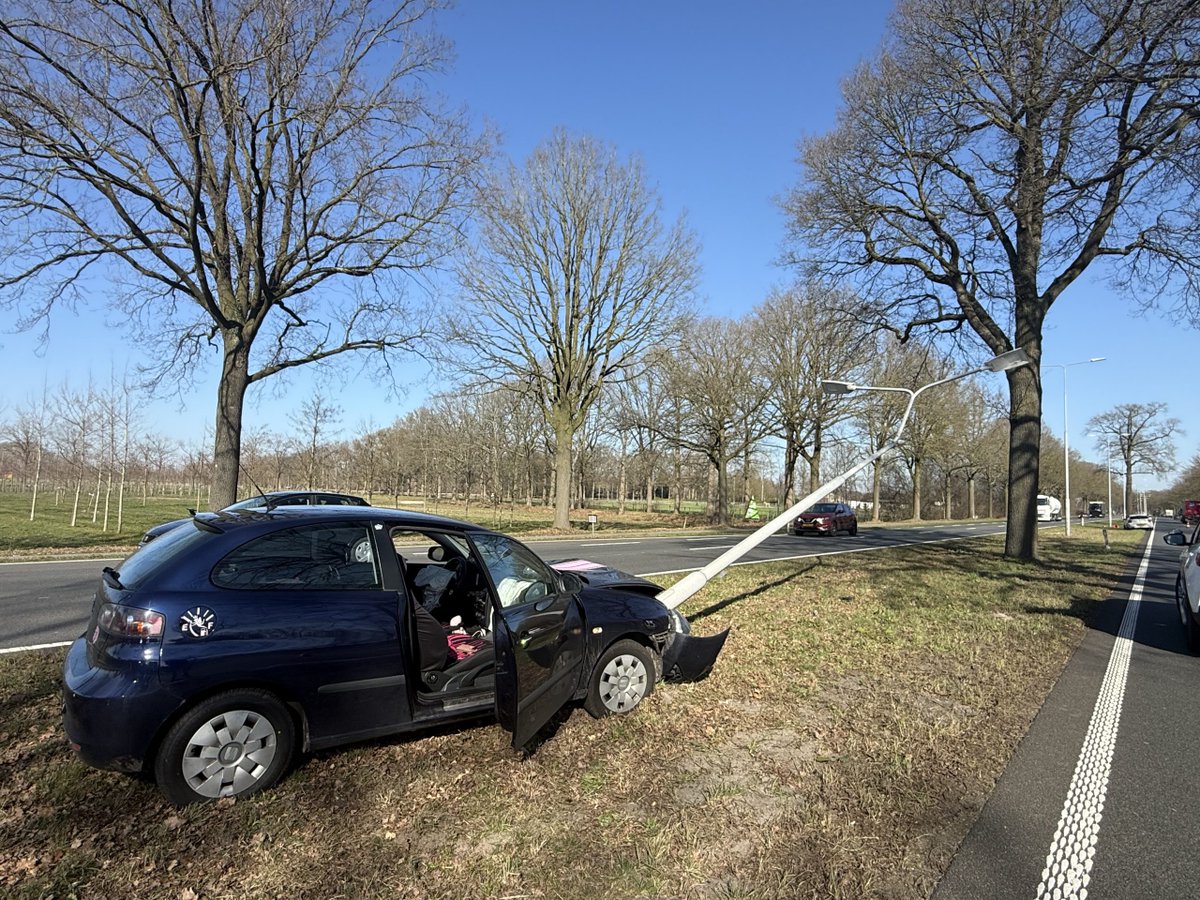 Automobilist botst tegen een lichtmast op de N65