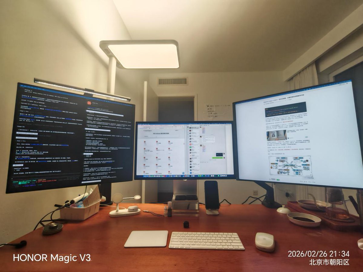 robinshao004's tweet photo. 我的 AI 装备又升级了！

1. 一个 Apple Studio Display
2. 旁边各是两个 LG 的正方形显示器（魔方屏）

过年都没有休息，过年就休息了两个半天，全是泡在玩 Claude Code，全力在玩，眼睛都快玩瞎了

显示器具体的设置，请看我上一个帖子 https://t.co/NN9PAmCKaQ