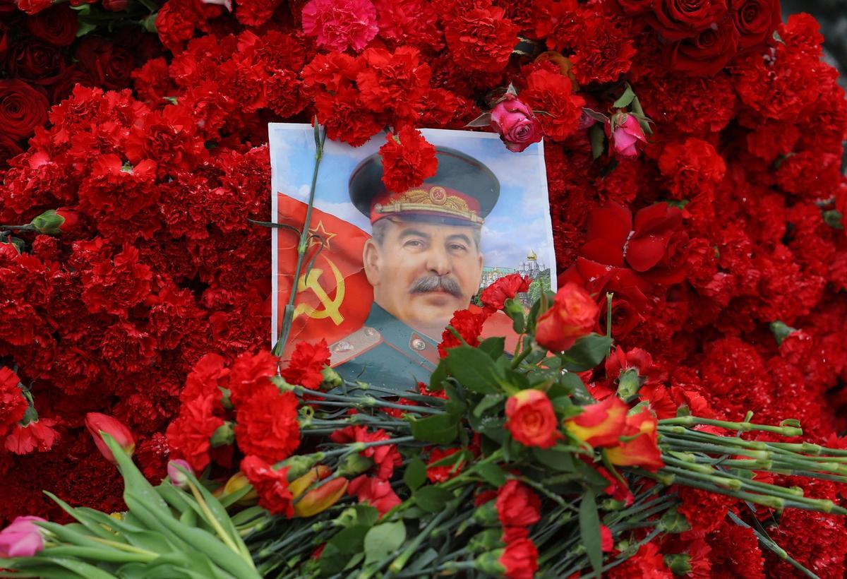 El hombre que dirigió al ejército soviético y vencio al fascismo, llevo a la URSS a convertirse en una potencia industrial, militar y espacial. 
A un año más de la partida de Stalin. 🙏
Slava Stalin 💪