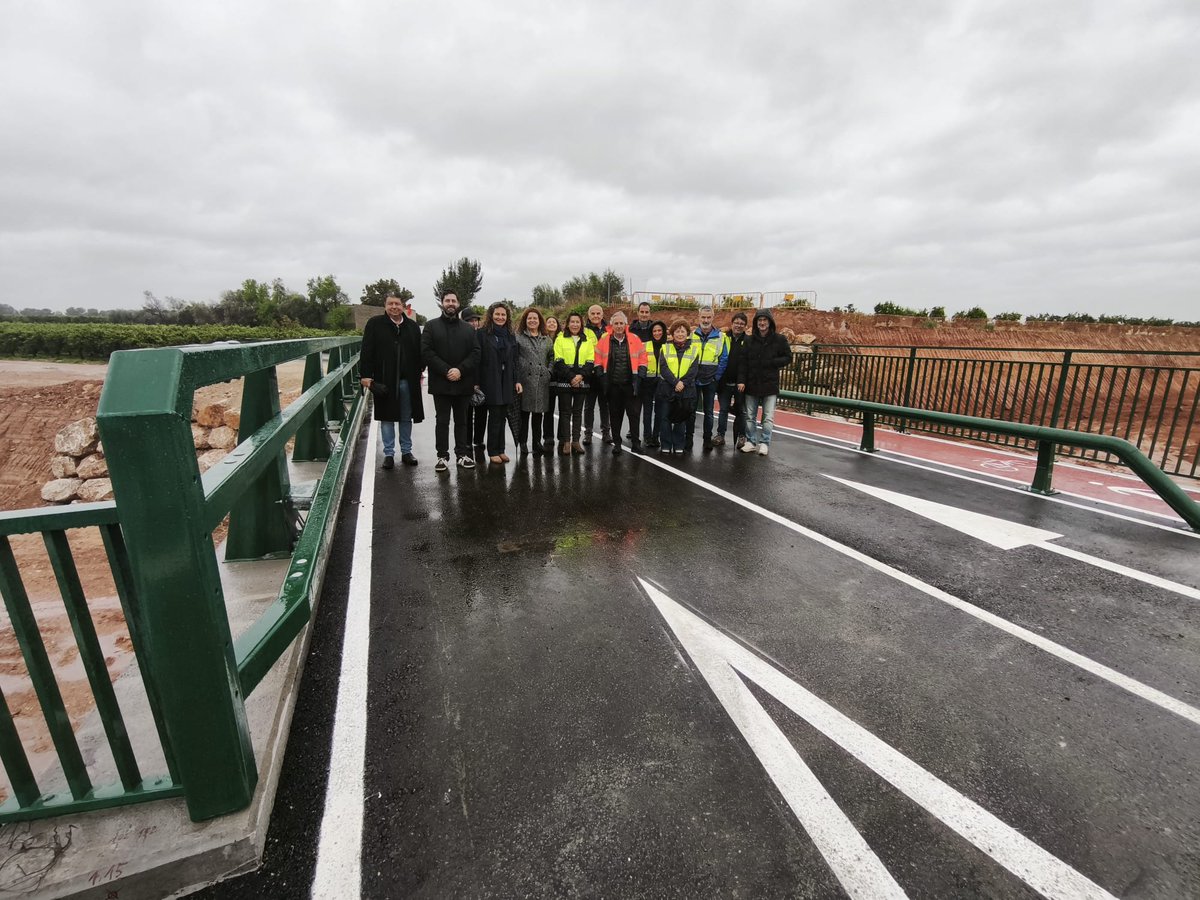 generalitat's tweet image. 🔛🌁 La Generalitat pone en servicio el puente de la Loma en Loriguilla

🔚🧱 Culmina la reparación de instalaciones arrasadas por la #dana sobre el barranco del Pozalet

↔ El puente reconstruido tiene más anchura ⤵
🛣 una calzada con 2 carriles
🚶‍♀️ un paso peatonal lateral

✅