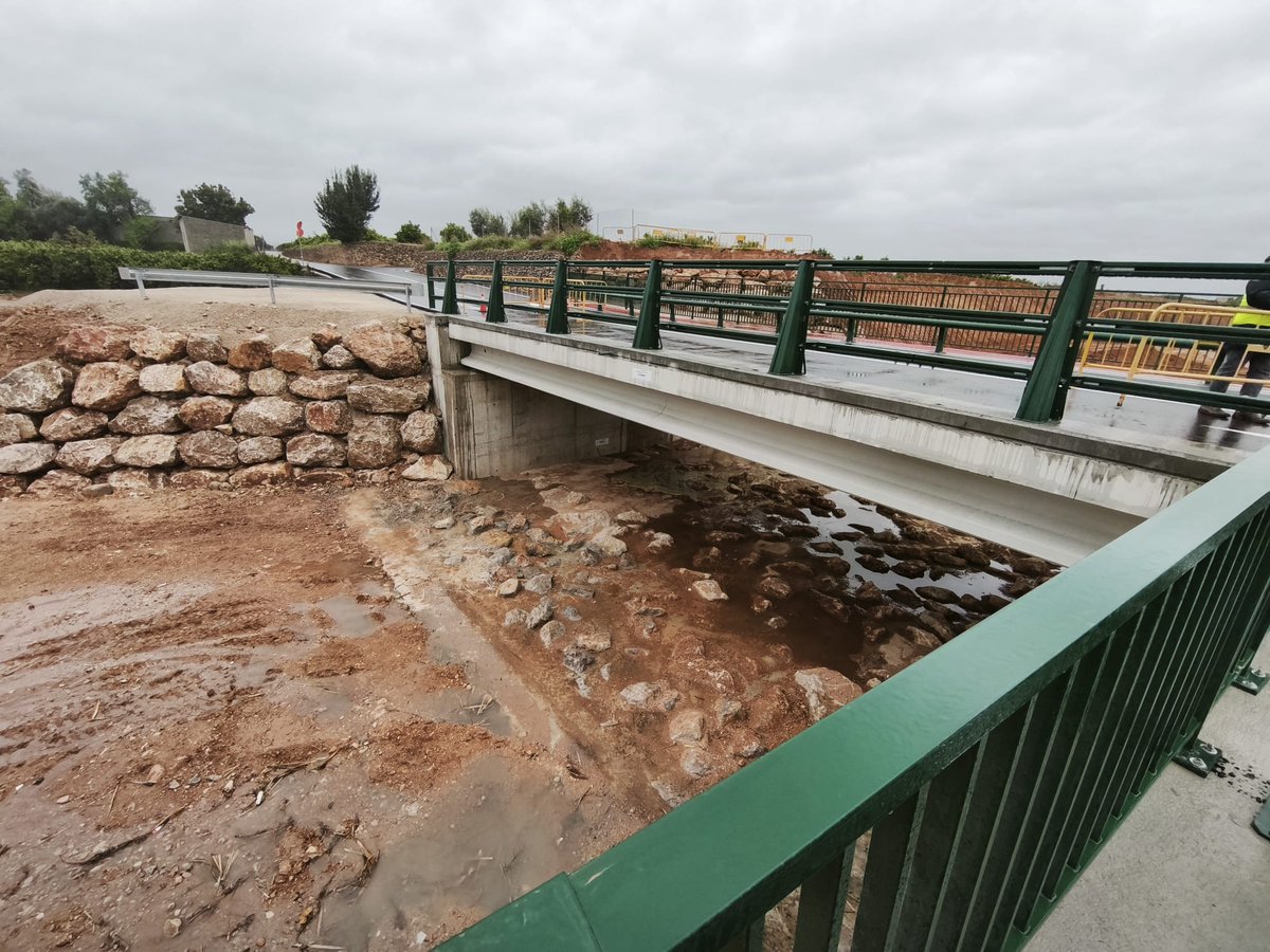 generalitat's tweet image. 🔛🌁 La Generalitat pone en servicio el puente de la Loma en Loriguilla

🔚🧱 Culmina la reparación de instalaciones arrasadas por la #dana sobre el barranco del Pozalet

↔ El puente reconstruido tiene más anchura ⤵
🛣 una calzada con 2 carriles
🚶‍♀️ un paso peatonal lateral

✅