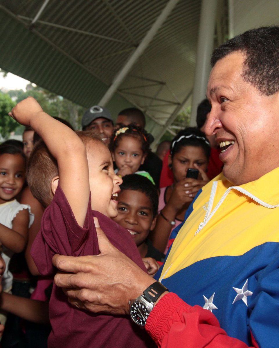 AJatedemi's tweet photo. Su risa era contagio de alegría, su discurso era llamado a la acción. Hugo Rafael Chávez Frías hizo de la política un acto de amor. ¿Qué canción o frase suya te levanta el ánimo?
#ChávezSiempre #VenezuelaEsperanza #LegadoVivo #RevoluciónBolivariana #OrgulloNacional https://t.co/53F7K9VEgk