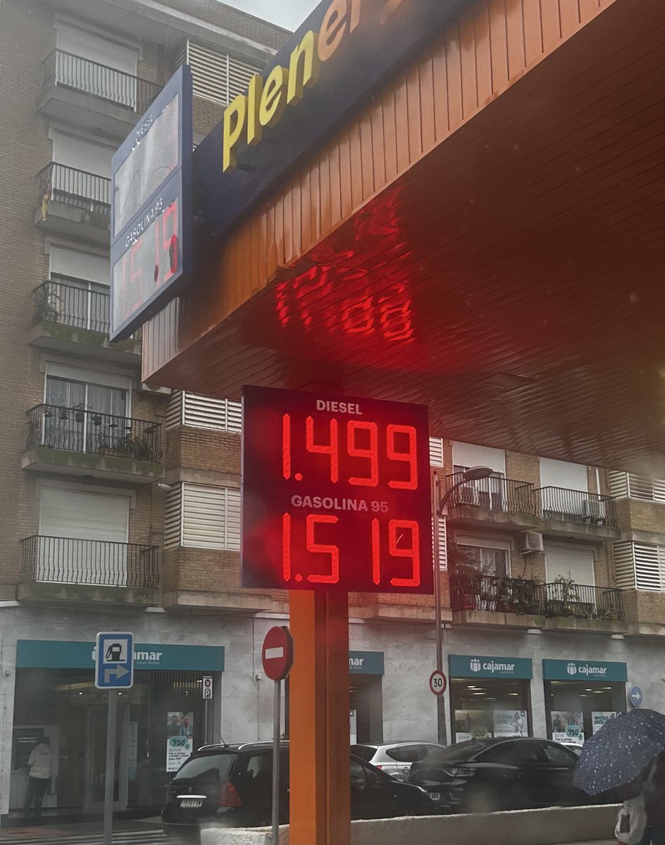 Entre que el petróleo sale en origen hasta que llega al surtidor pasan al menos 8 semanas, sin embargo te lo suben a los dos días....
Está práctica debería ser ilegal y estar regulada.