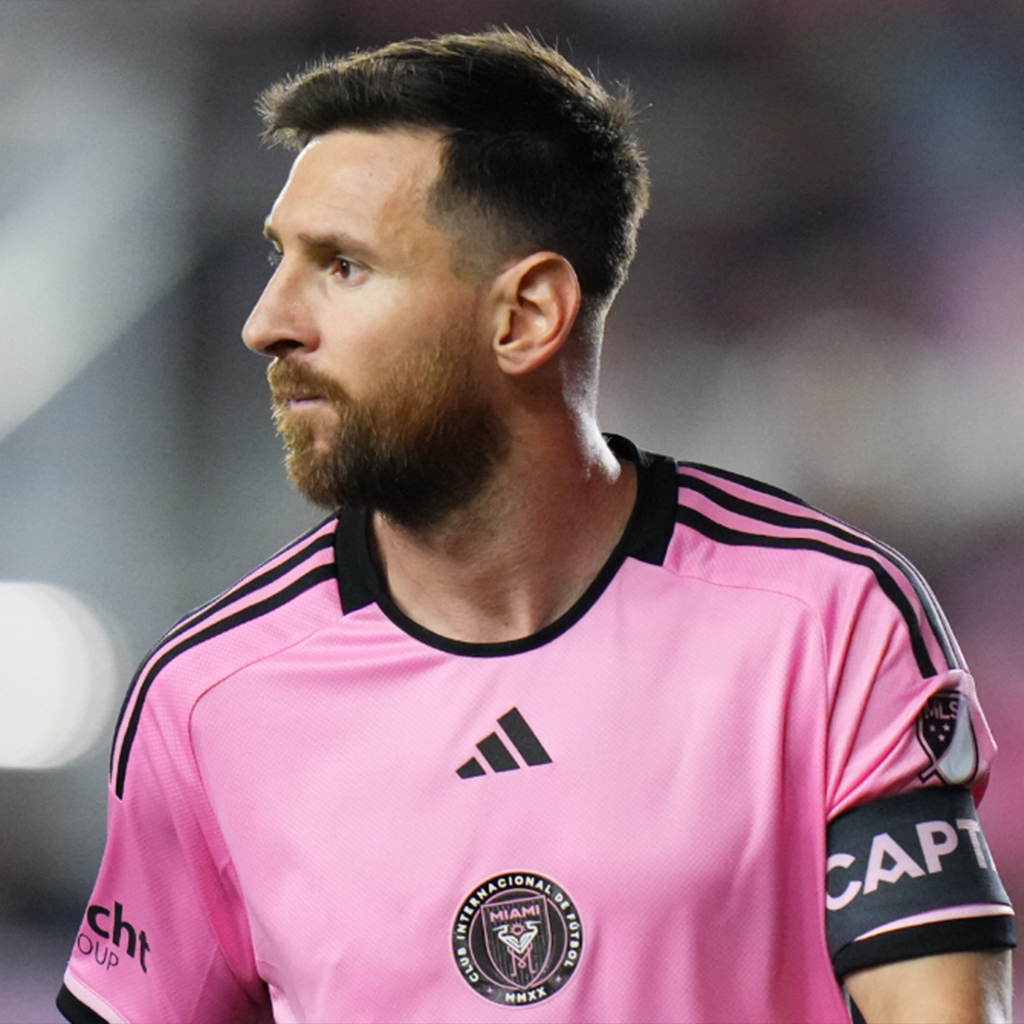 Parlons2Foot_'s tweet photo. 🚨 Le pied gauche de Messi ou le pied droit de Cristiano ? 

🗣️ Gareth Bale : « Je choisirai le pied gauche de Leo Messi » https://t.co/MQxC6jfbm9