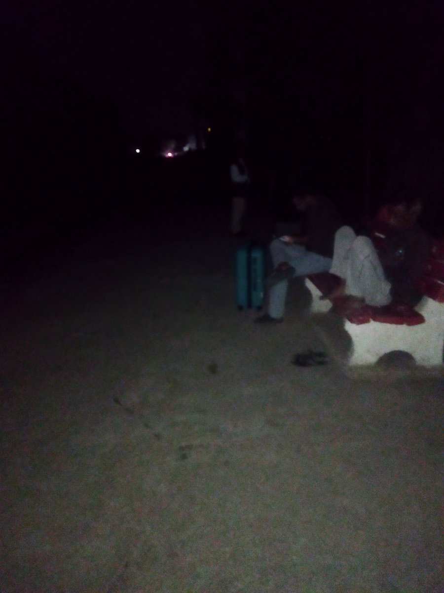 Alok_Kumar7380's tweet photo. रात के 9 बजे भटासा स्टेशन पर उतरते ही अंधेरे में डर लगता है! Farrukhabad का ये छोटा हॉल्ट स्टेशन पूरी तरह बिना लाइट के है।
बुजुर्ग, महिलाएं, बच्चे – सबको बहुत दिक्कत।
@RailMinIndia
 @AshwiniVaishnaw
 जी, कृपया ध्यान दें और लाइटिंग की व्यवस्था करवाएं। 
#Bhatasa #Farrukhabad https://t.co/6cDLQ2cJDM