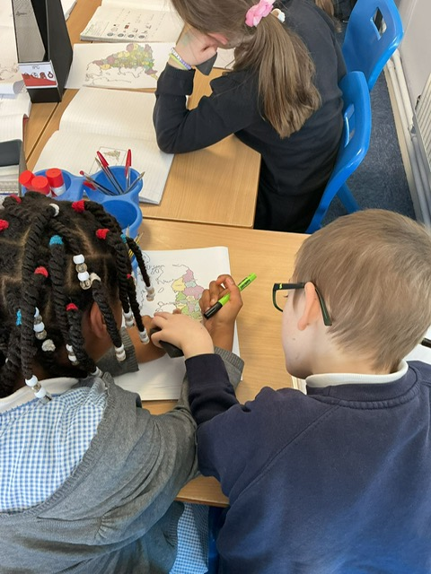 HandfordHallPS's tweet photo. 3B pupils are developing their geographical skills
#geographyweek https://t.co/VUnxd7rYDb