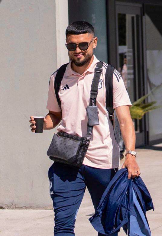 “Cuando me aburría en el partido, le daba el balón al chicho Arango para volvérselo a quitar”  

-Rodrigo "el pitbull" Ureña